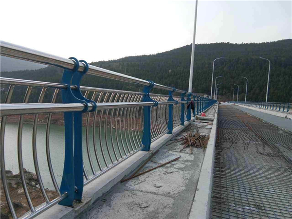 涪陵不锈钢桥梁护栏的特点及其在桥梁安全中的重要作用
